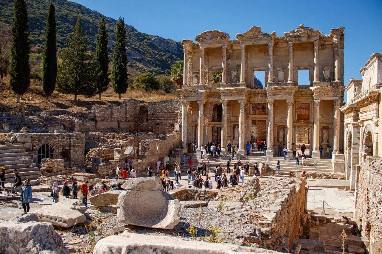Explore the historic Library of Celsus, a stunning Roman landmark located in Ephesus, Turkey.