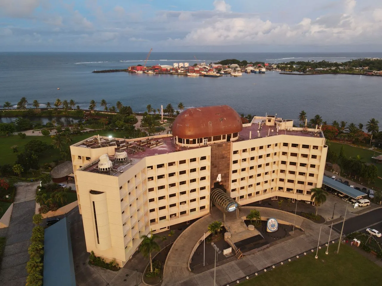 Aerial photograph of a prominent hotel by the seaside in Apia, Samoa.